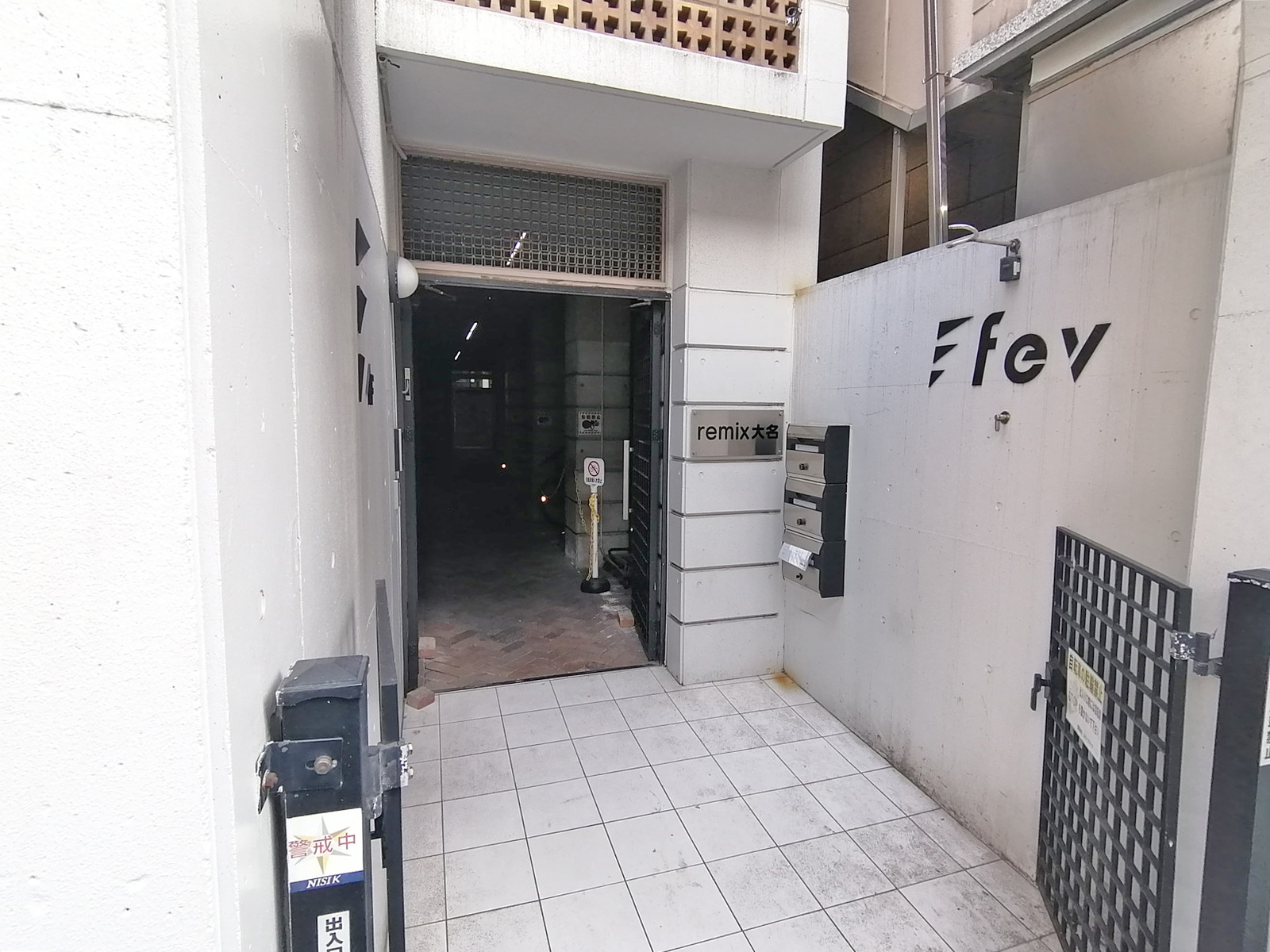 オフィスビル入り口