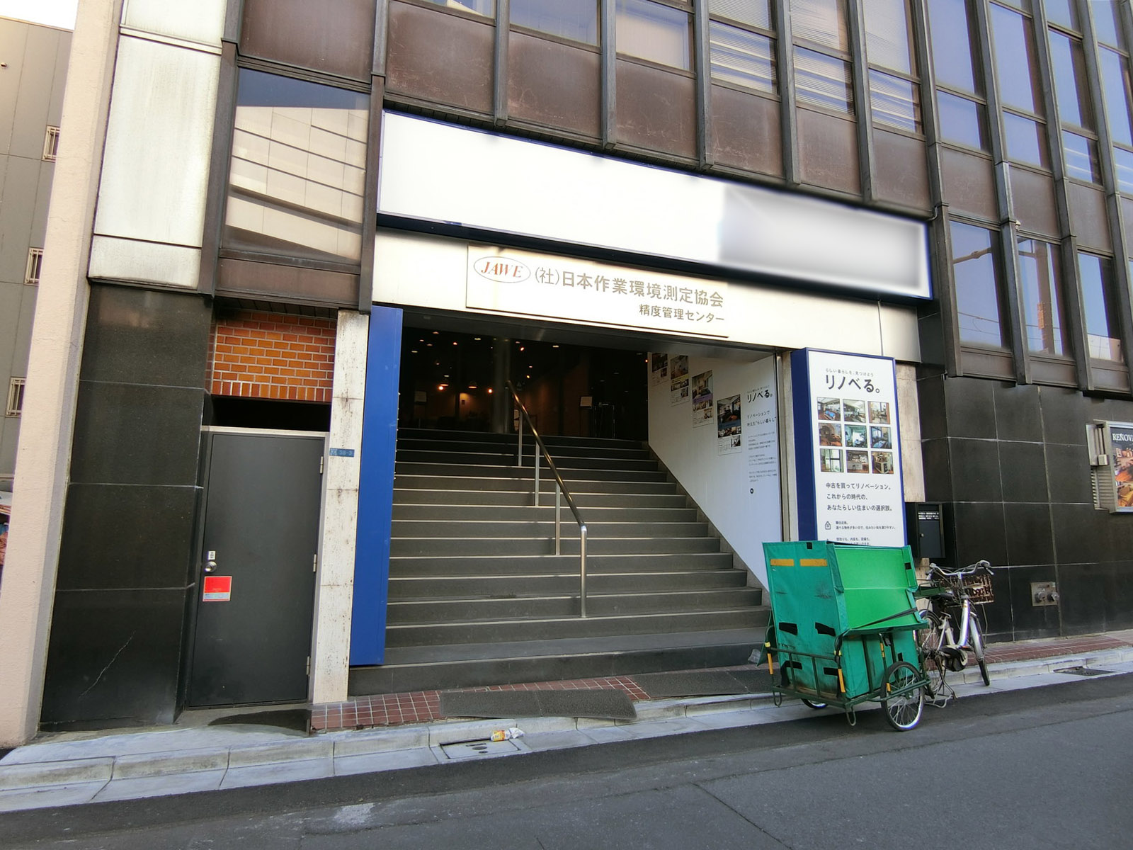 オフィスビル出入り口