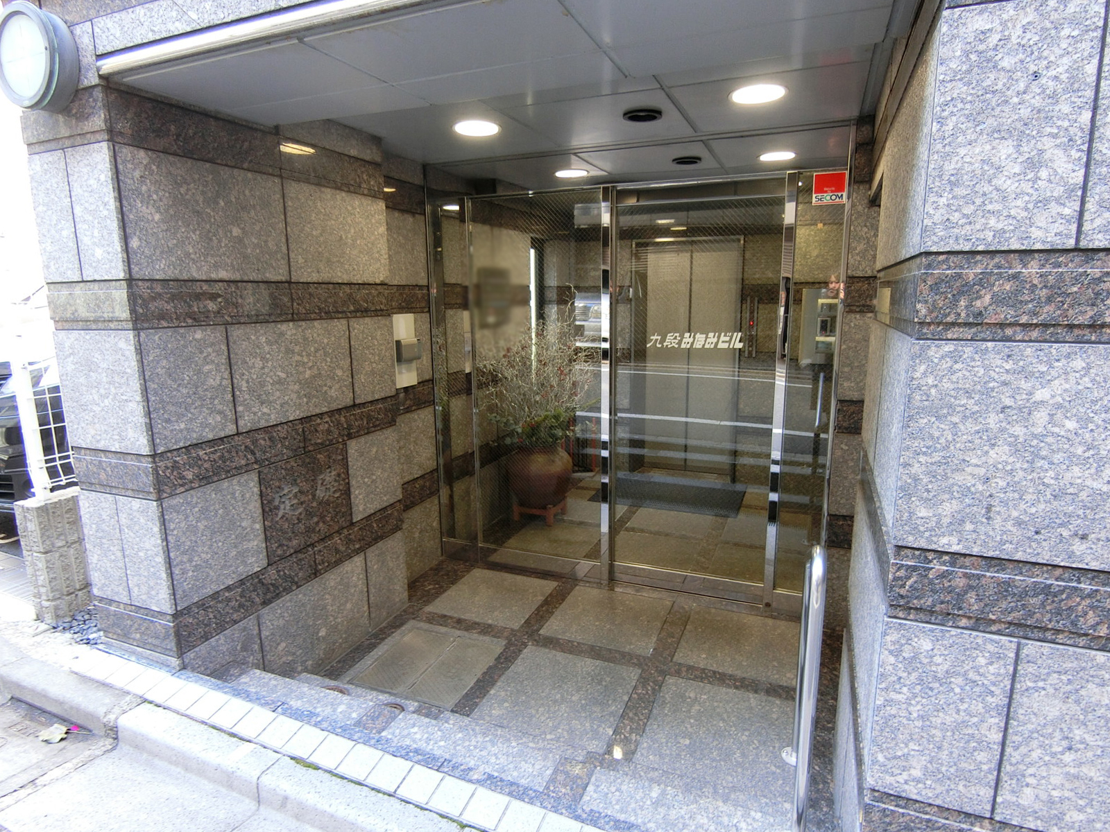 オフィスビル出入口