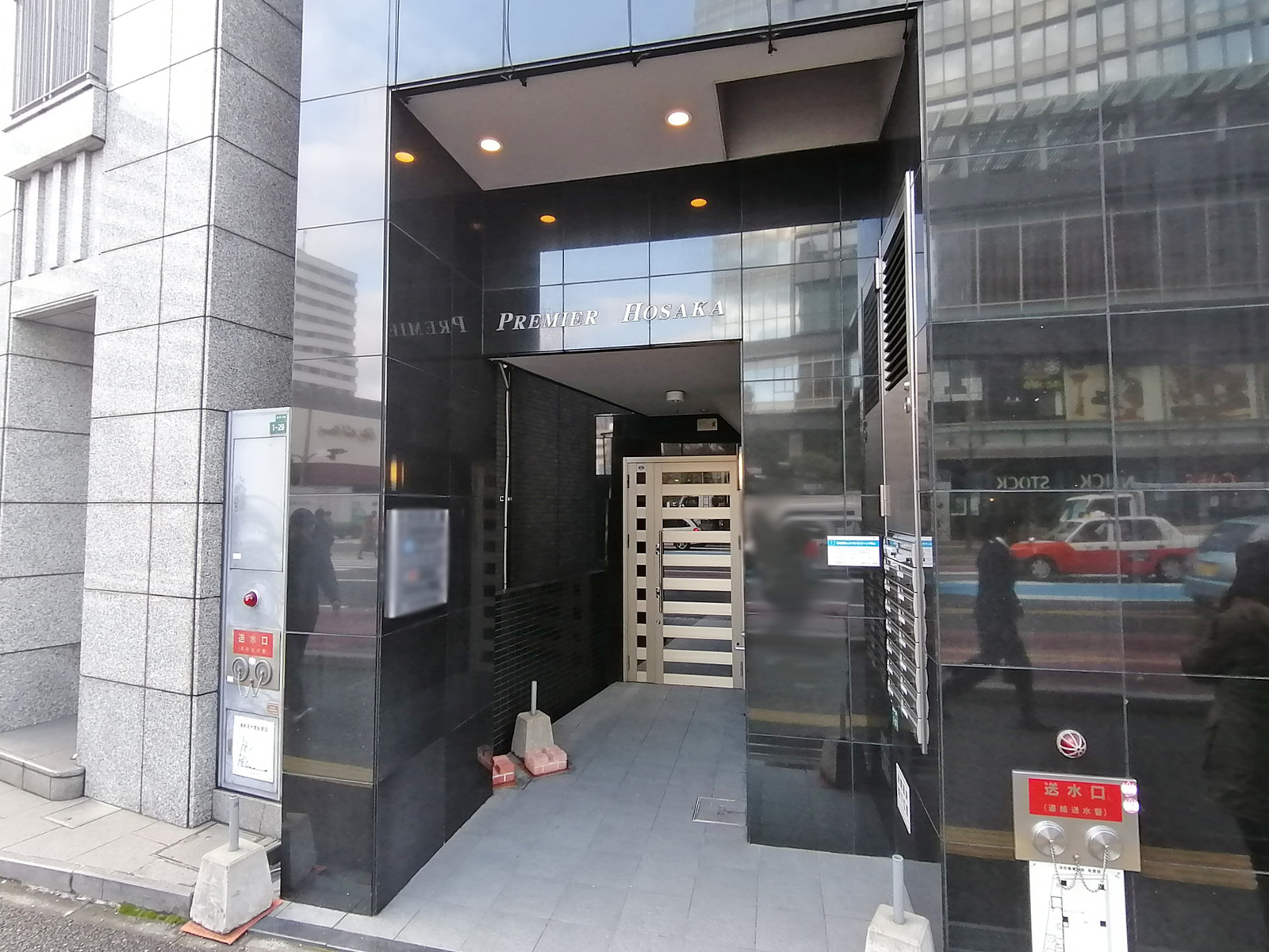 オフィスビル入り口