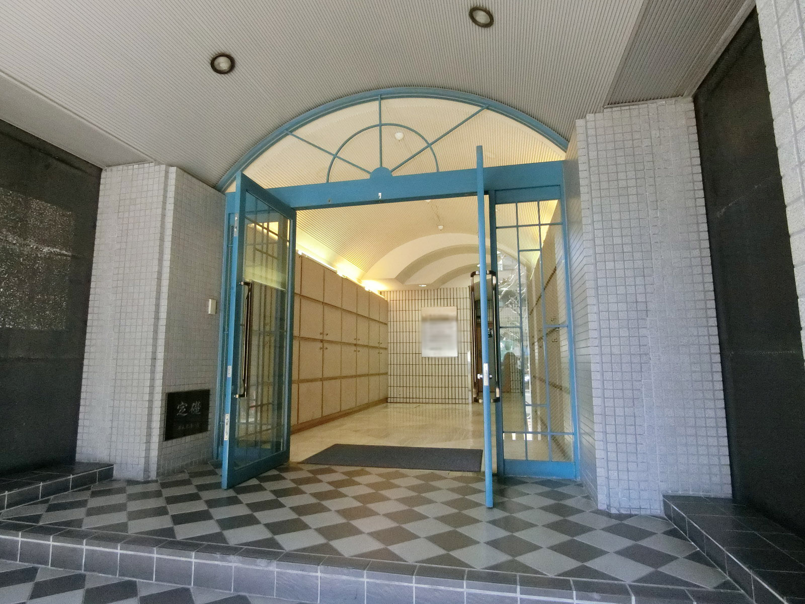 オフィスビル出入り口