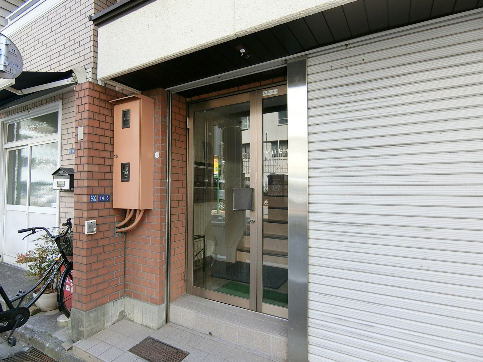 オフィスビル出入り口