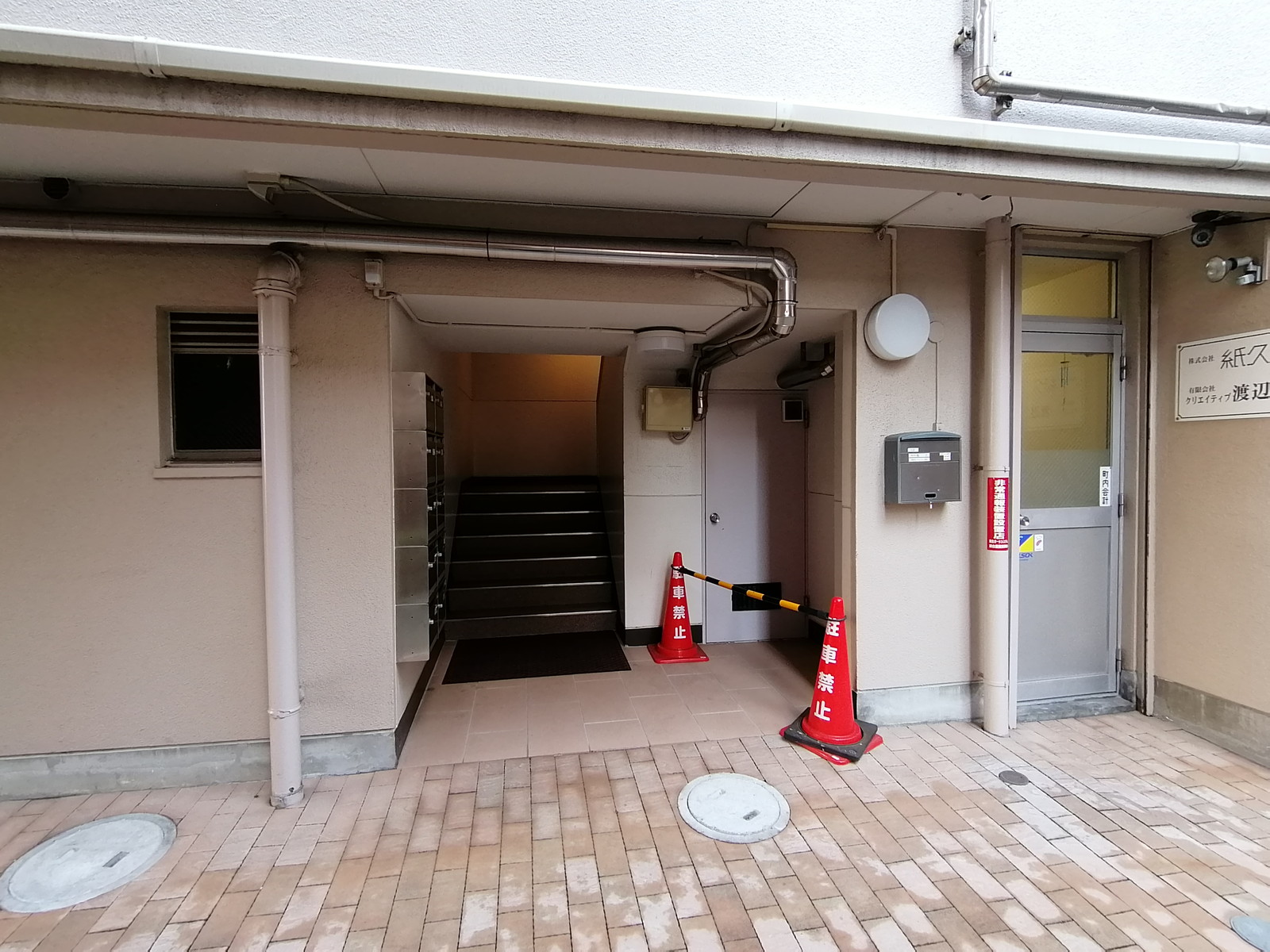 オフィスビル入り口