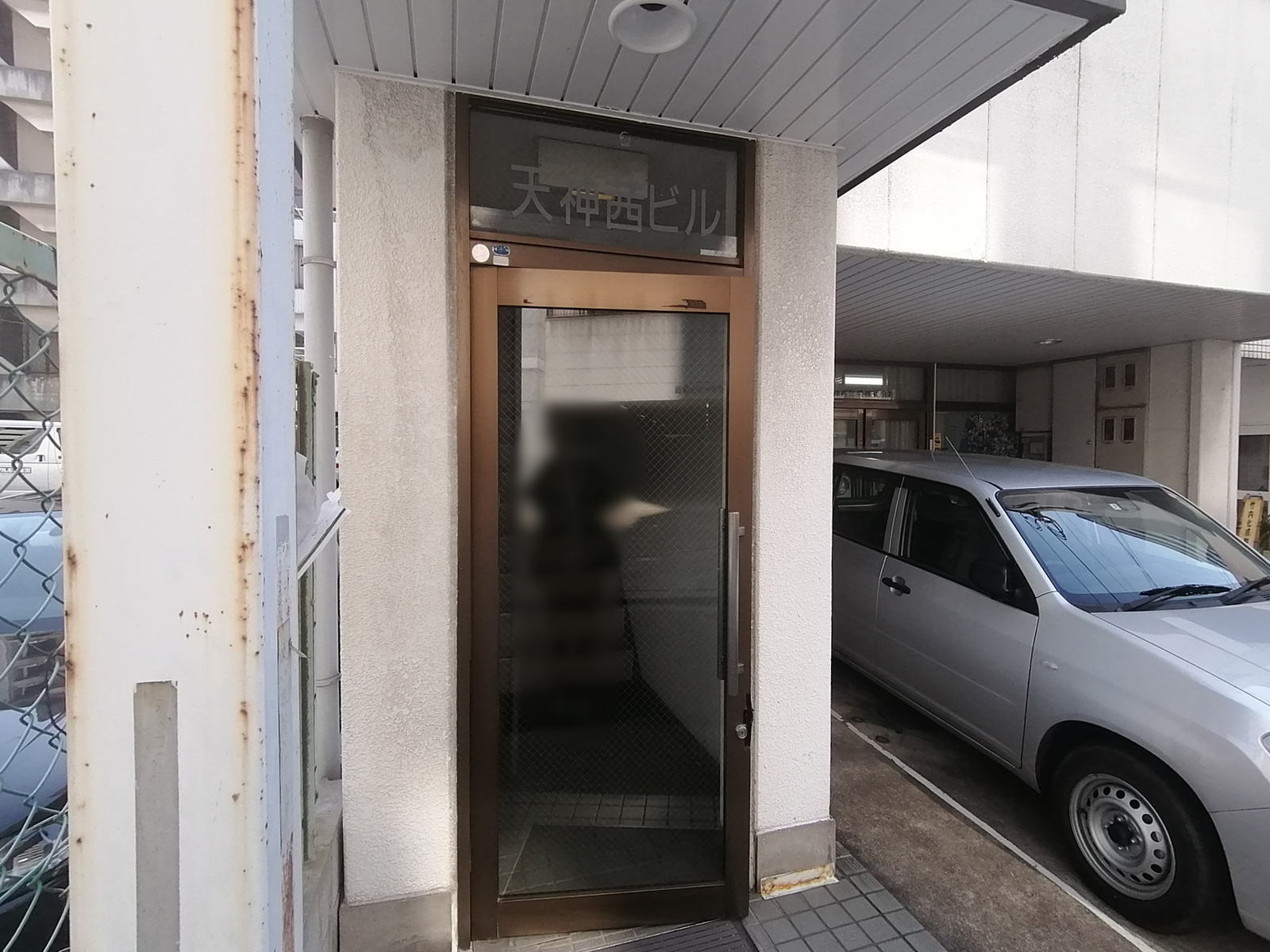 オフィスビル入り口