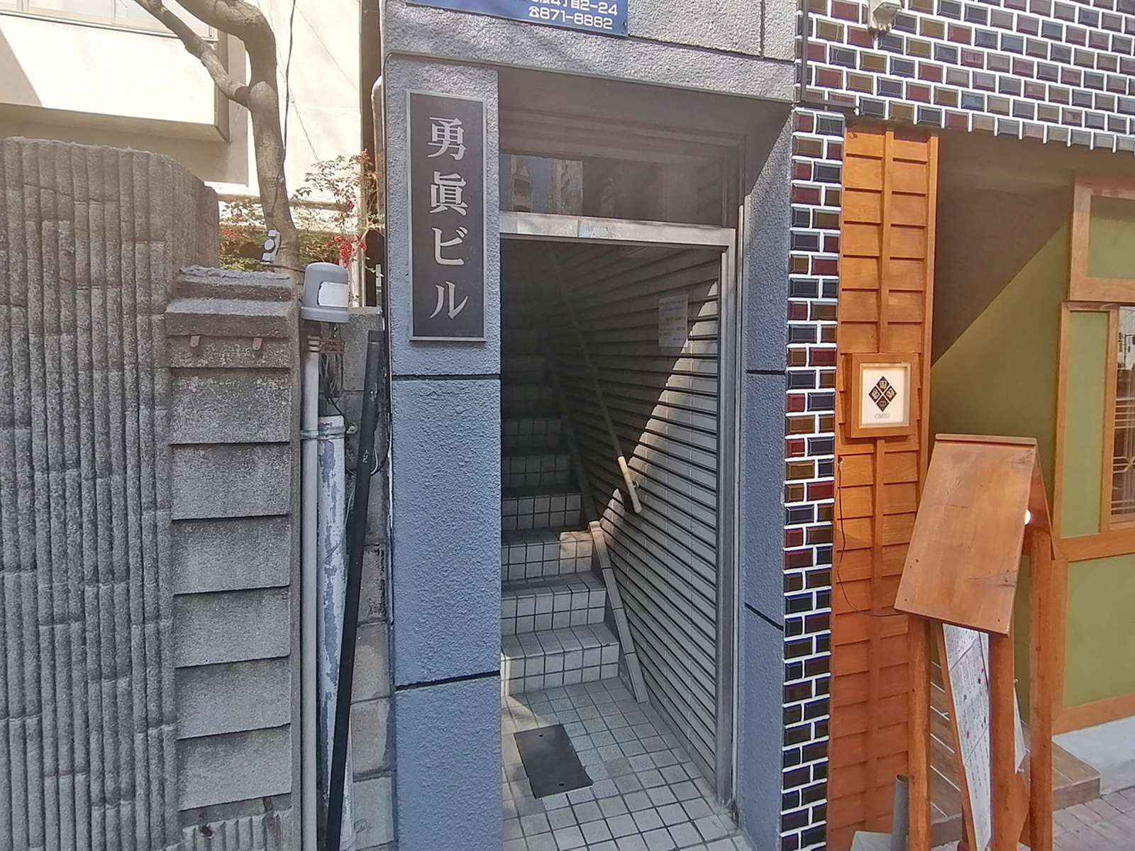 オフィスビル入り口