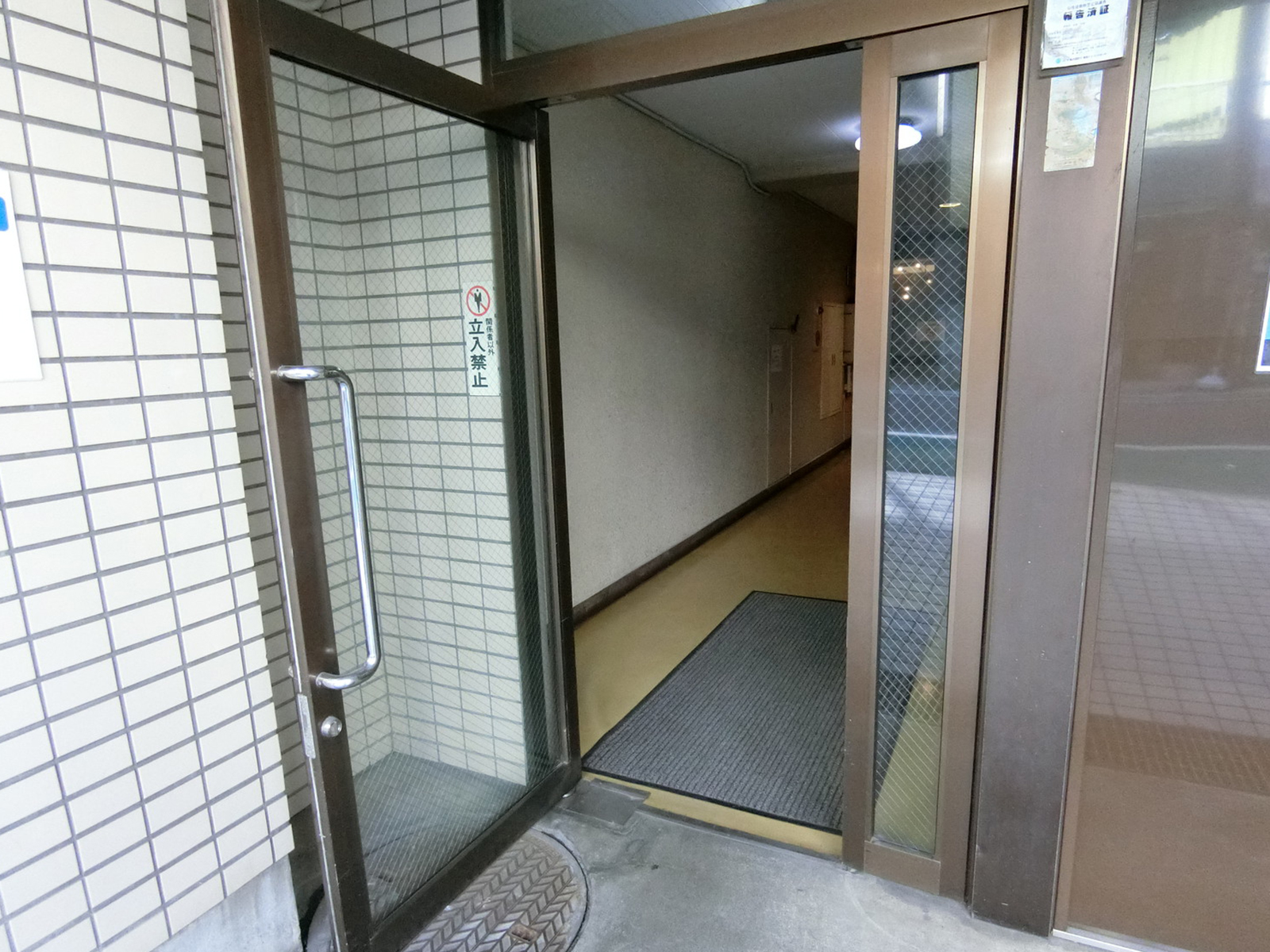 オフィスビル出入口
