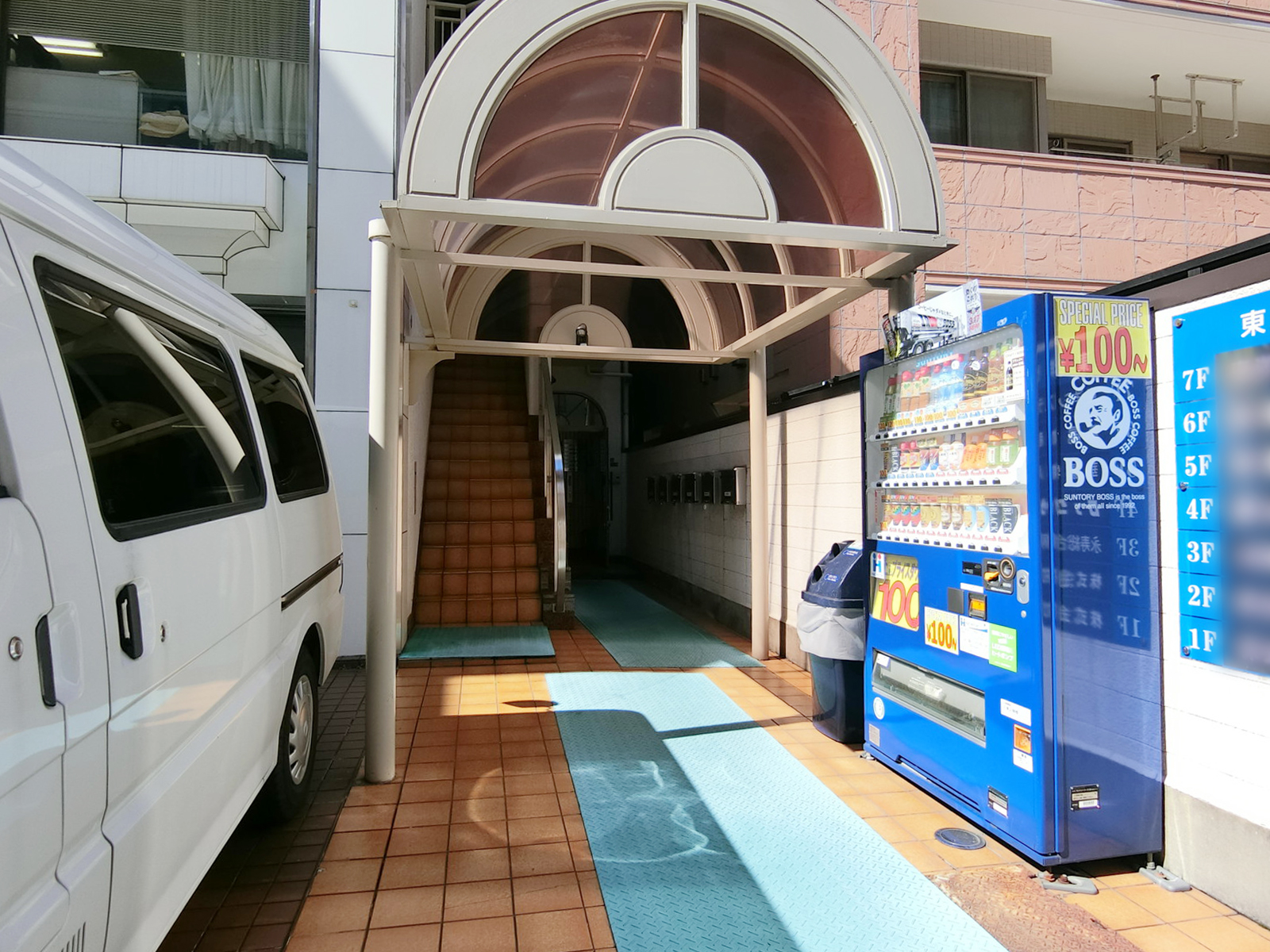 オフィスビル出入口