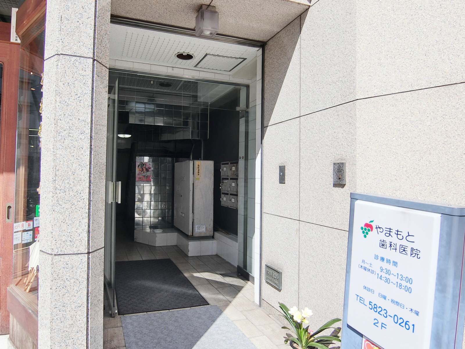 オフィスビル出入口