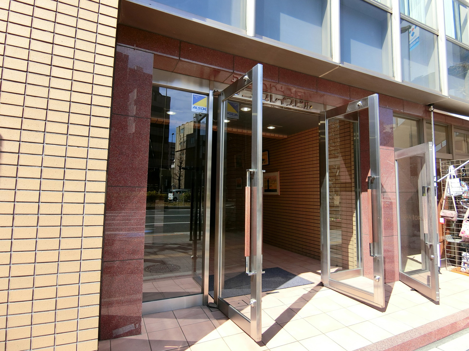 オフィスビル出入口