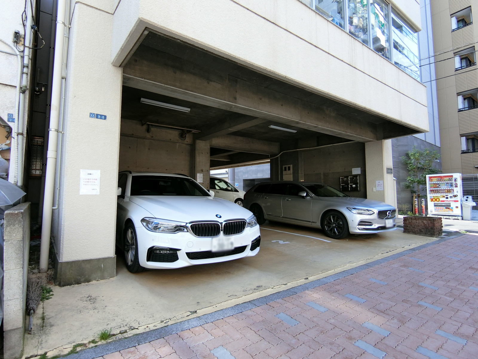 1階は平面駐車場
