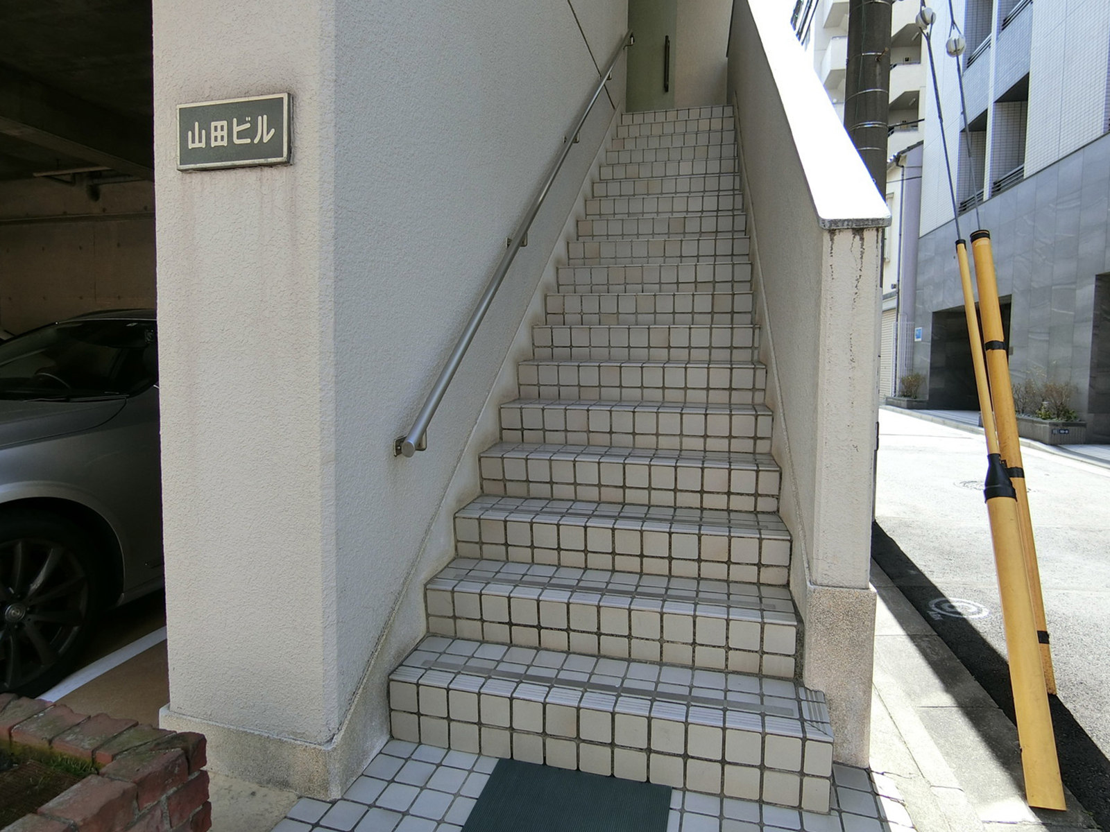 オフィスビル出入口の階段