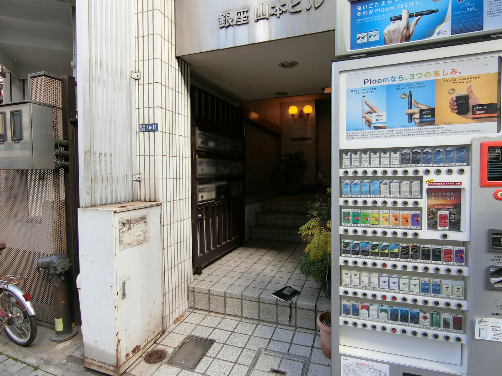 オフィスビル出入口