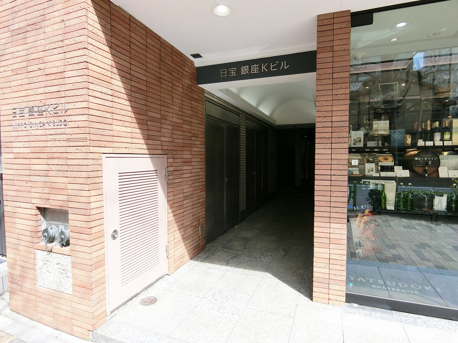 オフィスビル出入口