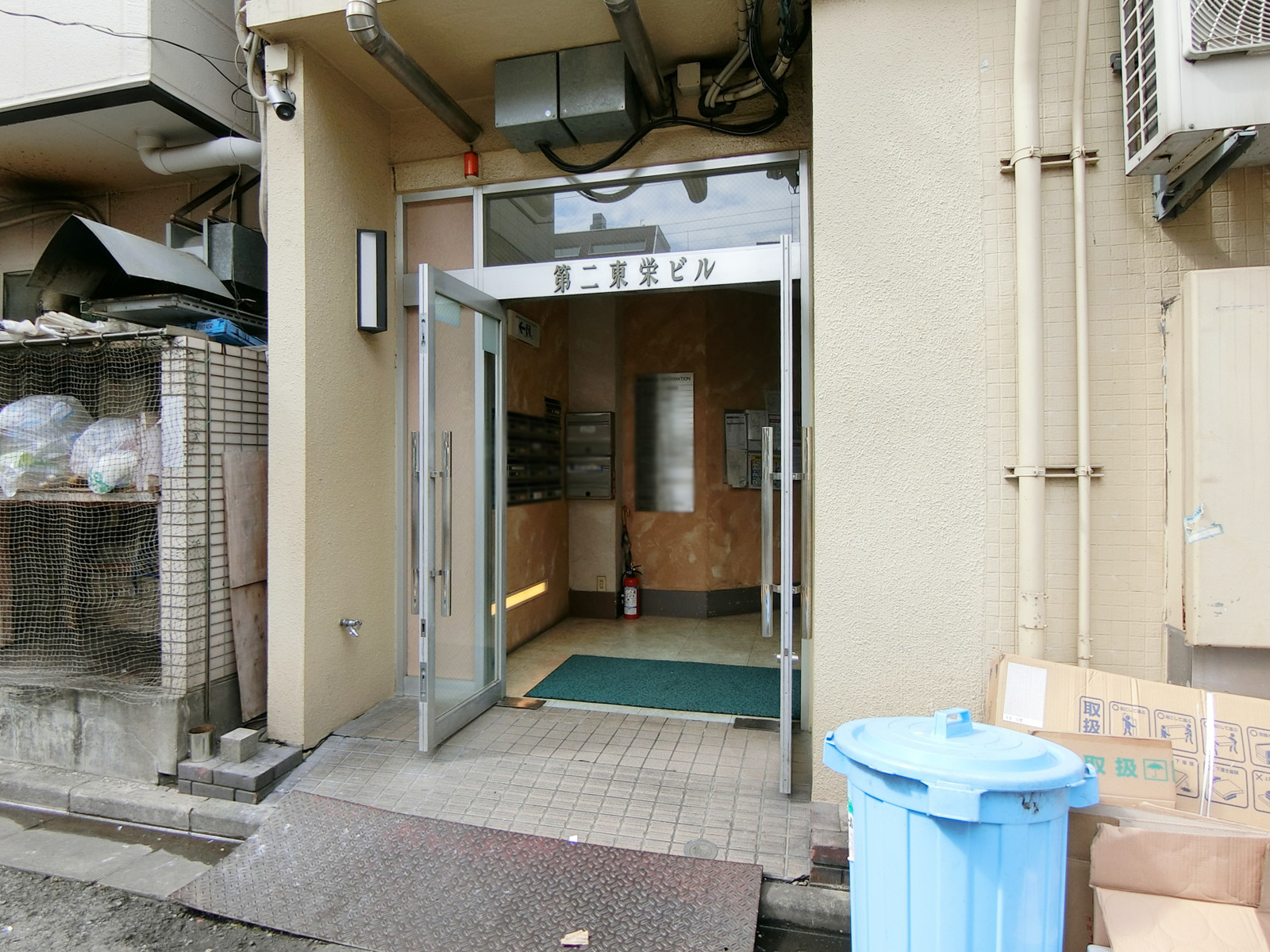オフィスビル出入口