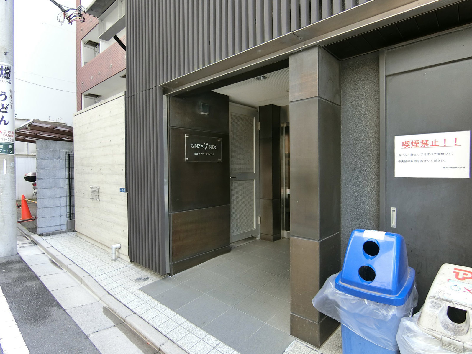 オフィスビル出入口