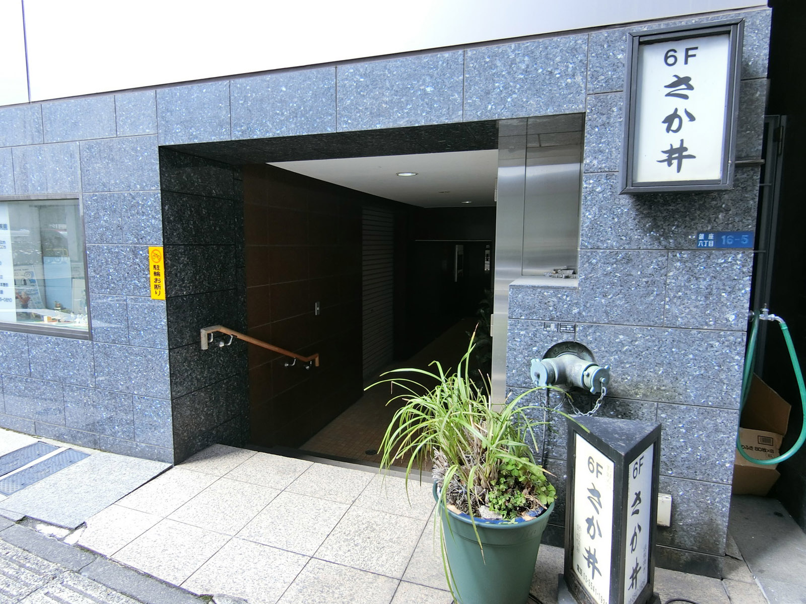 オフィスビル出入口