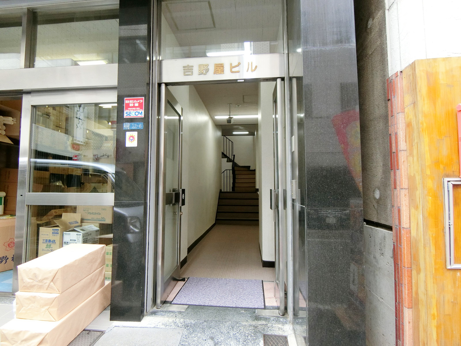 オフィスビル出入口