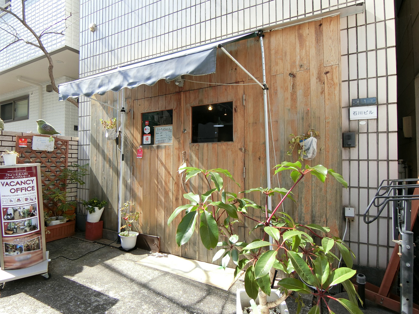 オフィスビル出入口