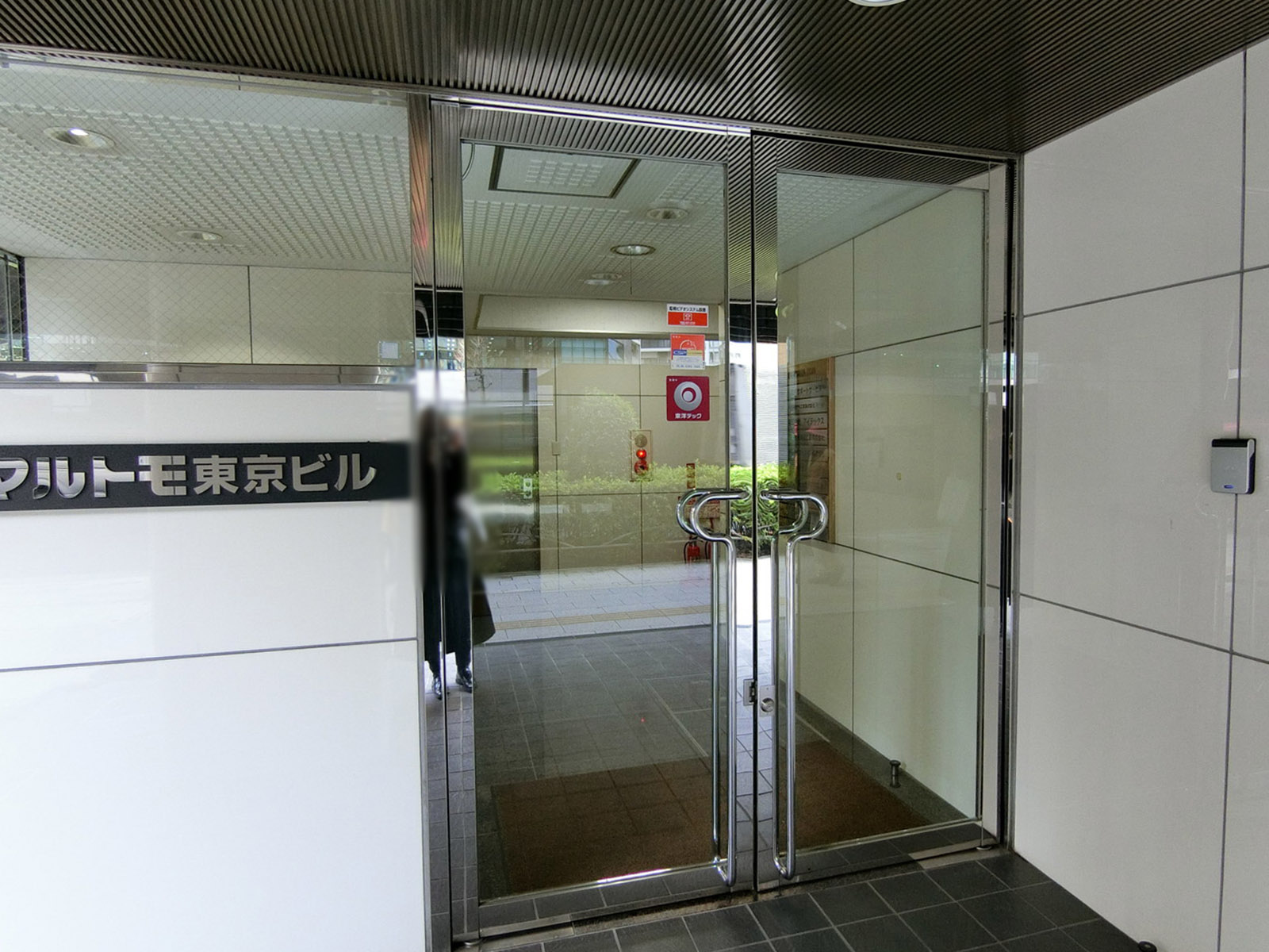 オフィスビル出入口