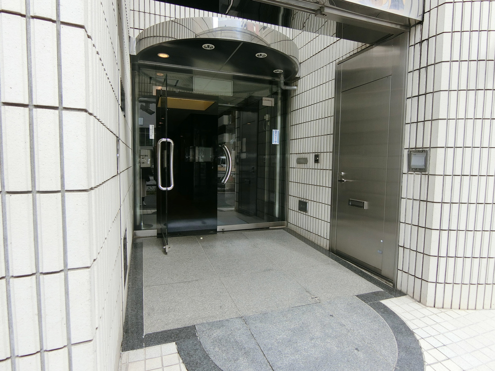 オフィスビル出入口