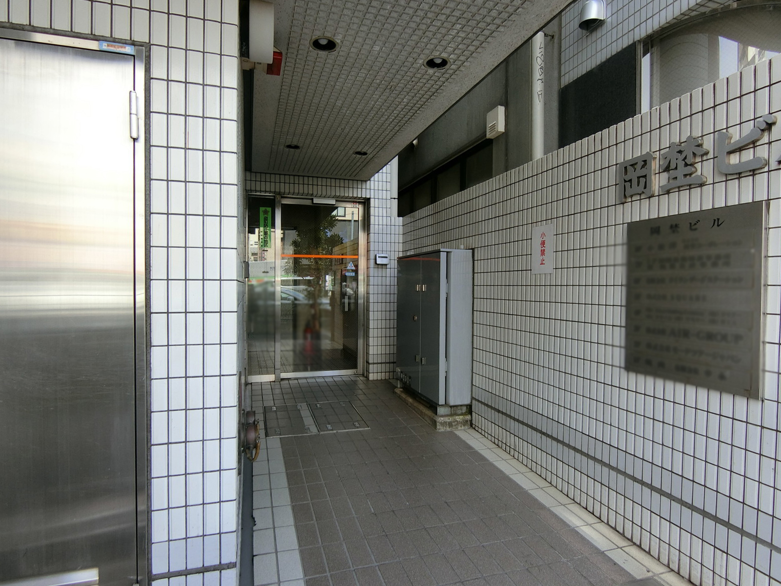 オフィスビル出入口