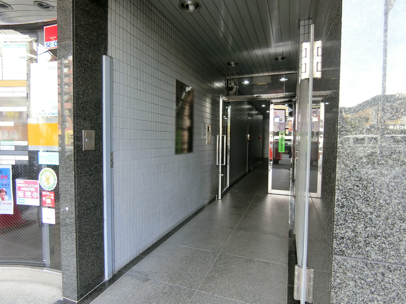 オフィスビル出入口