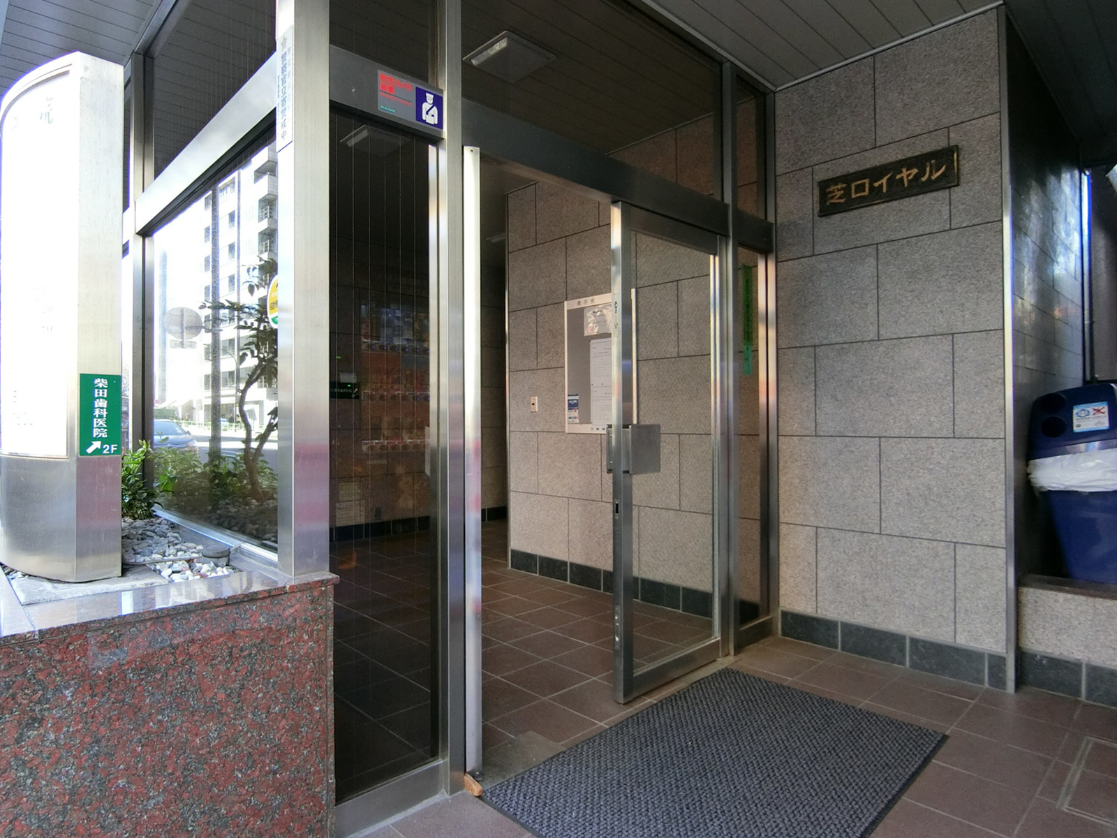 オフィスビル出入口