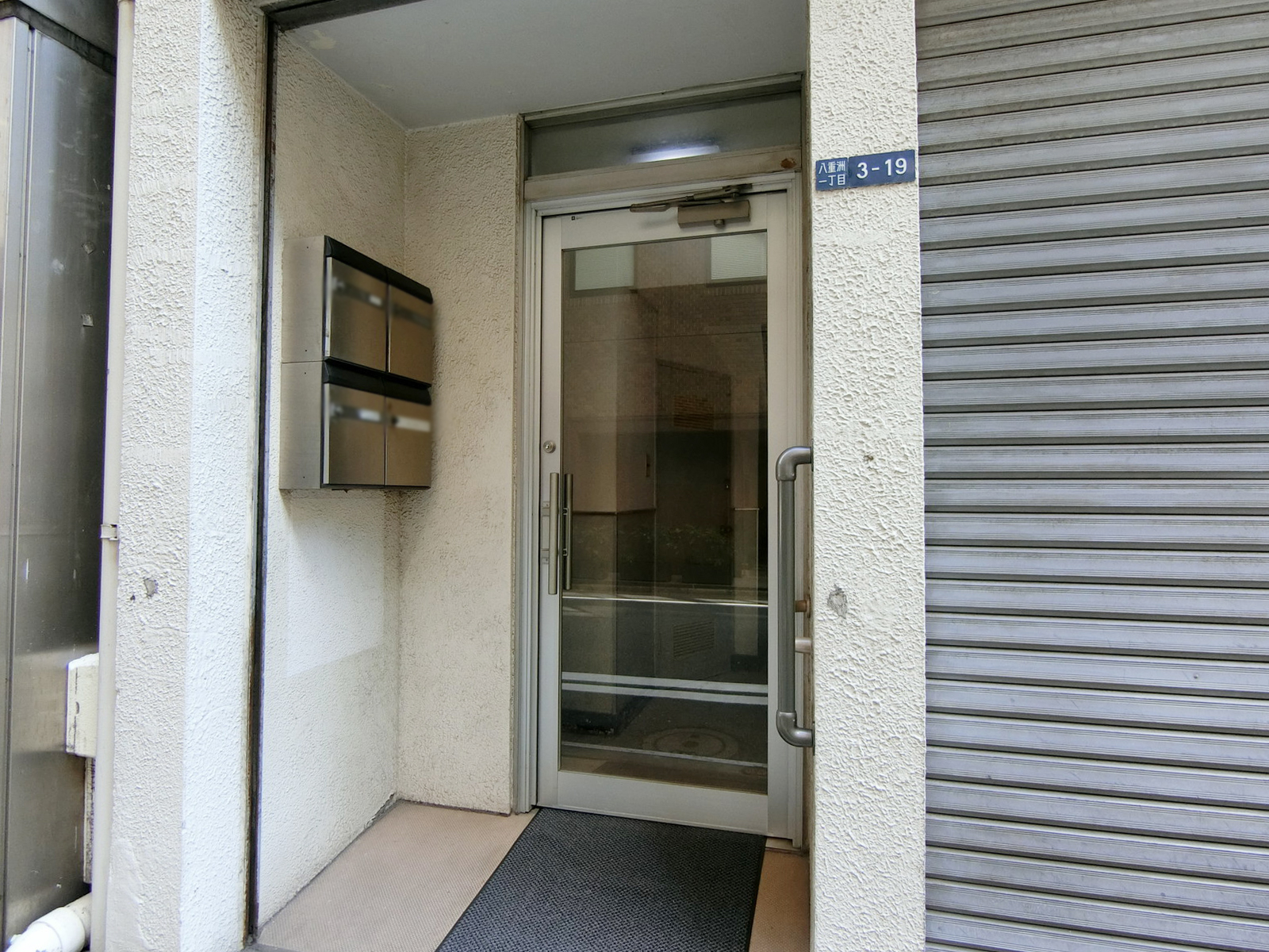 オフィスビル出入口