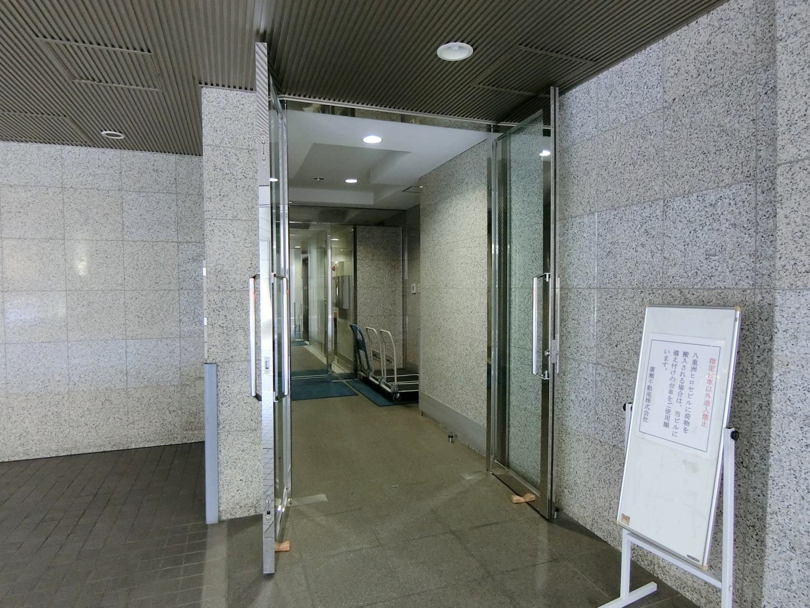 オフィスビル出入口