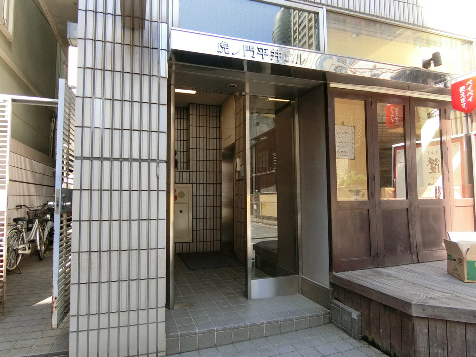 オフィスビル出入口
