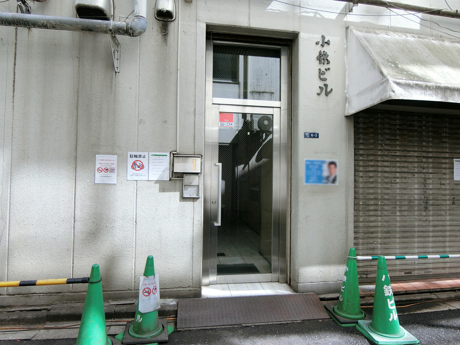 オフィスビル出入口