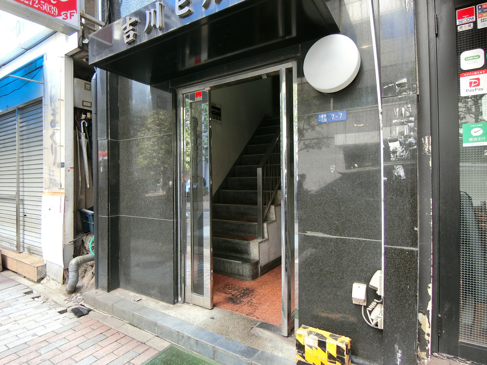 オフィスビル出入口