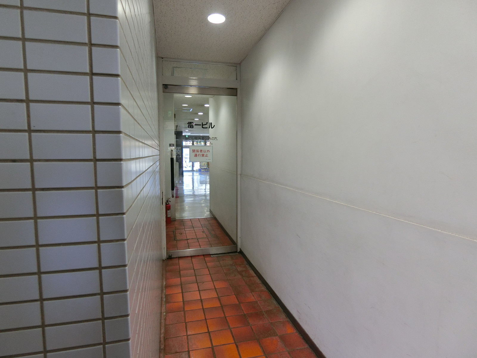 裏手の出入り口