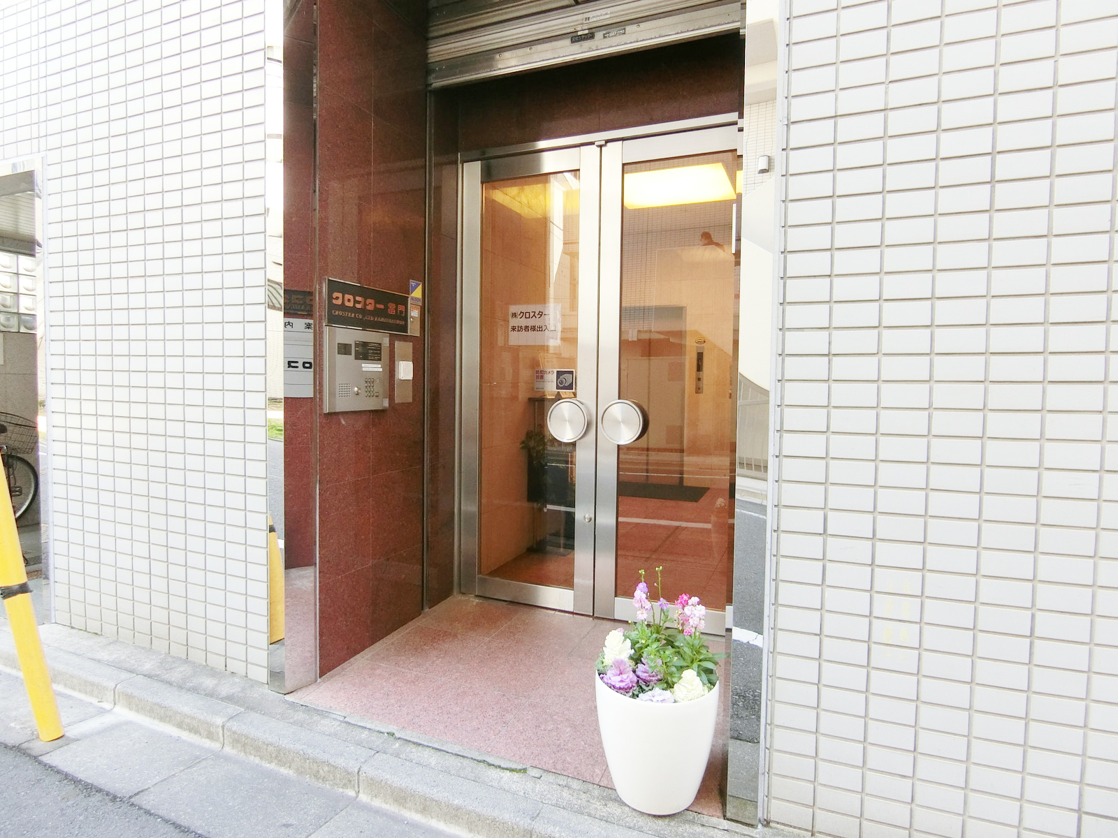 オフィスビル出入口