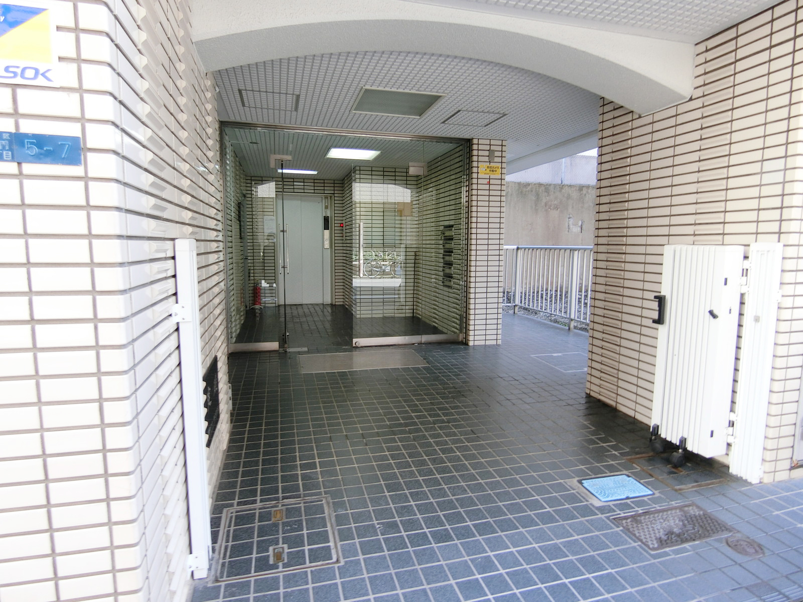 オフィスビル出入口
