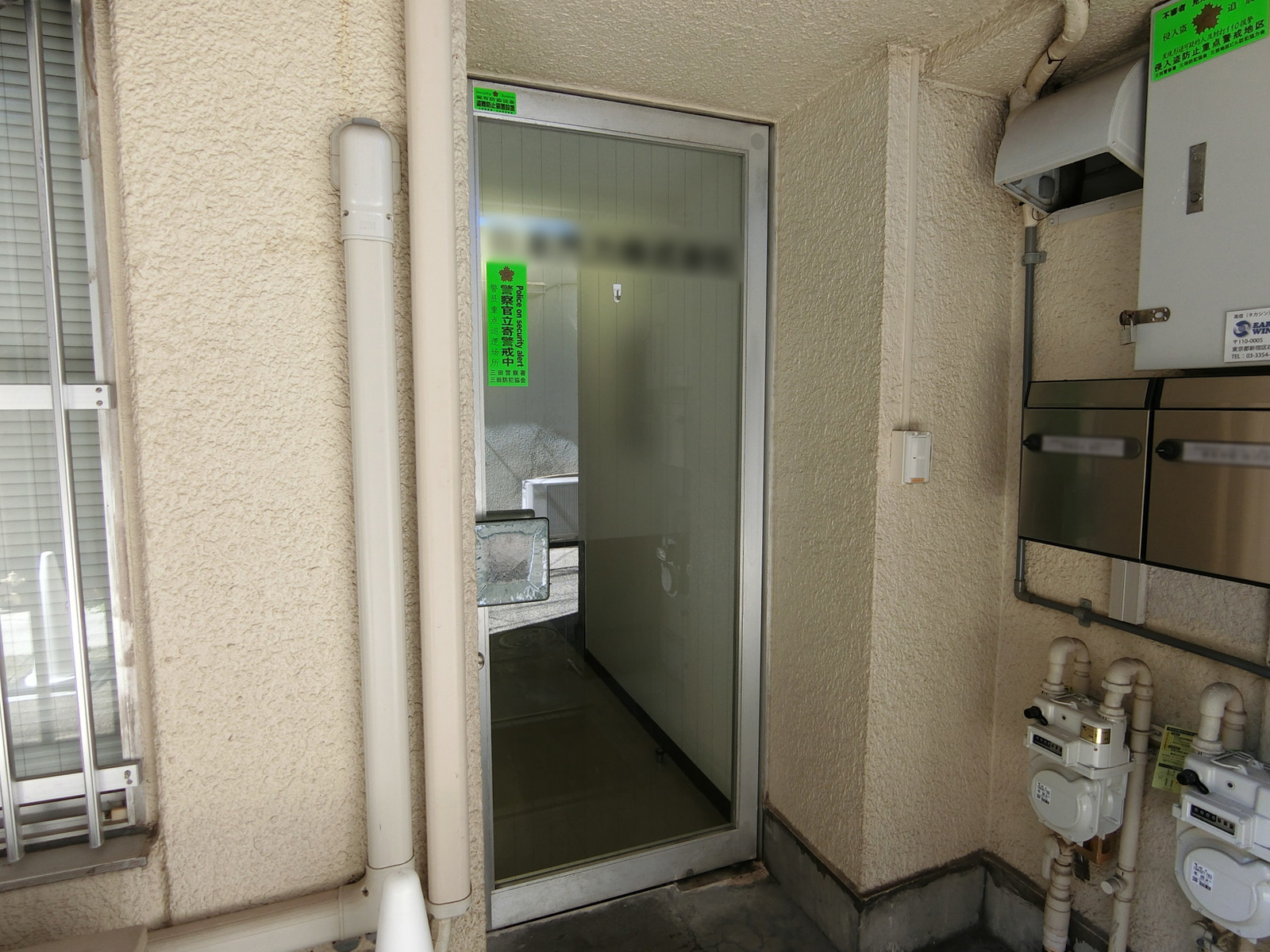 オフィスビル入り口