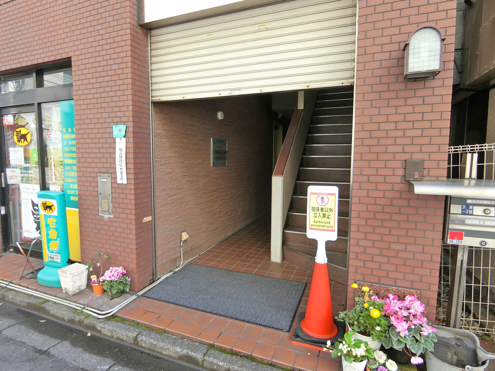 オフィスビル入り口