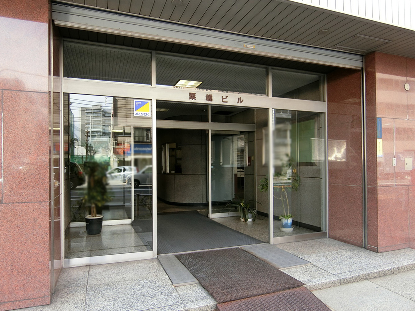 オフィスビル出入口