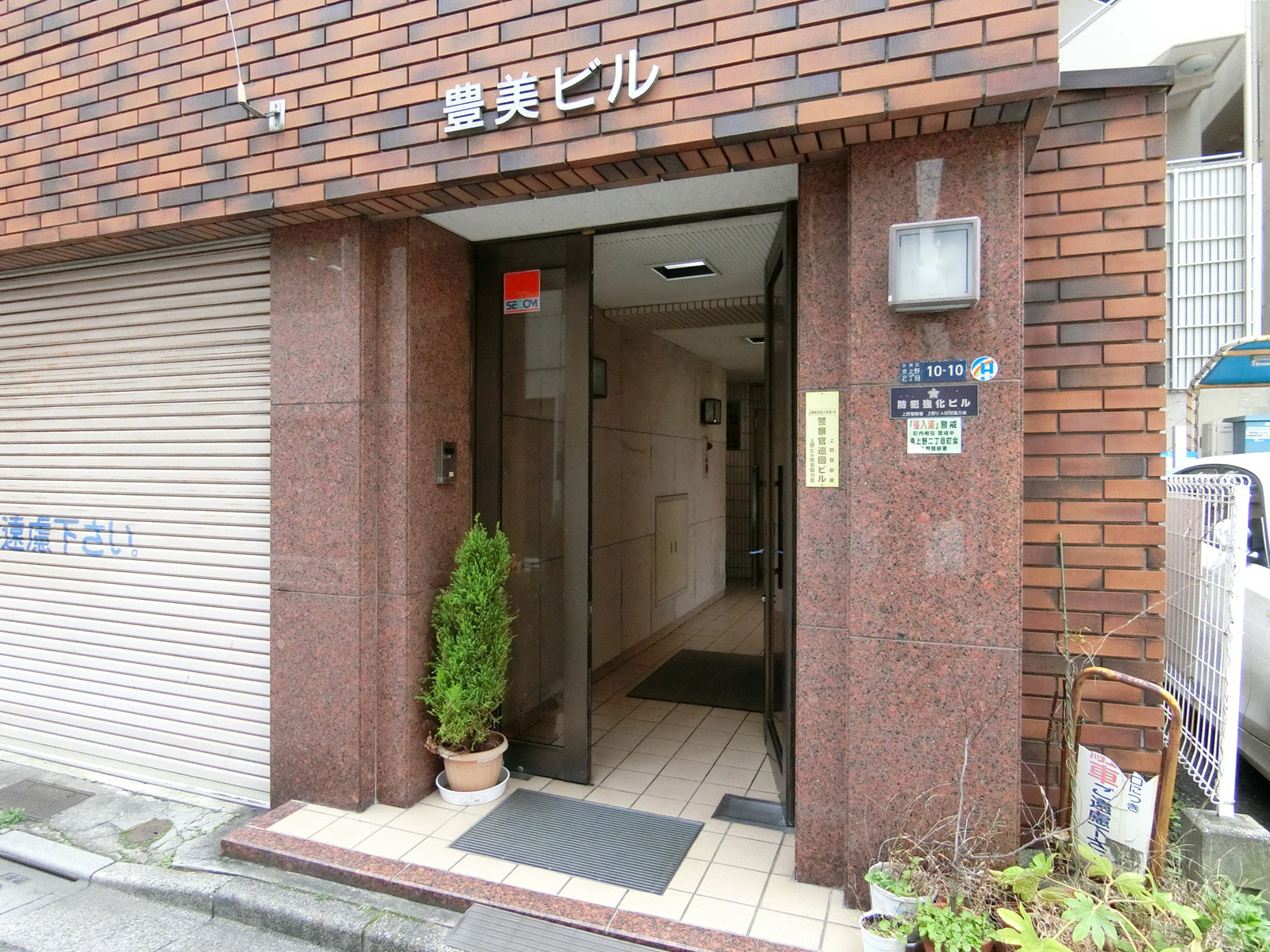 オフィスビル出入口