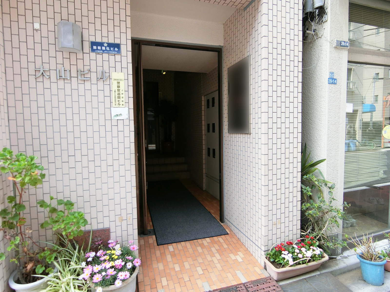 オフィスビル出入口