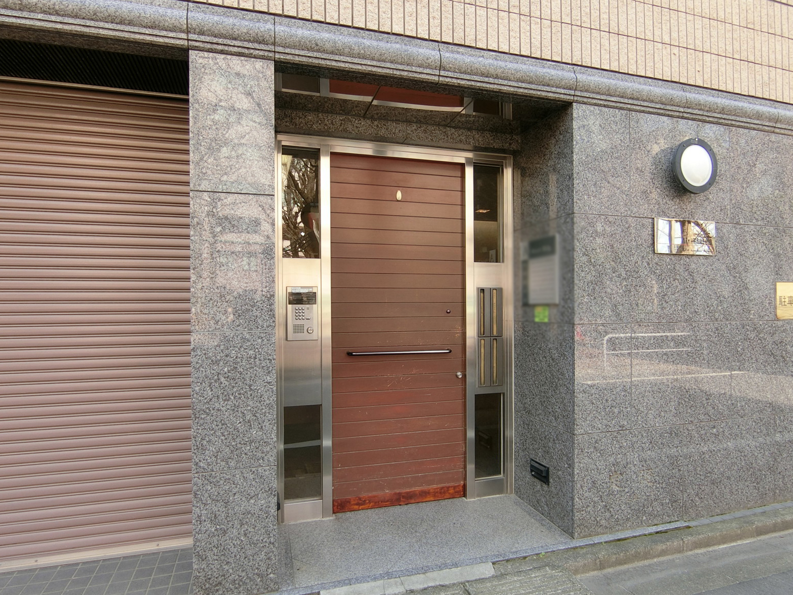 オフィスビル出入口