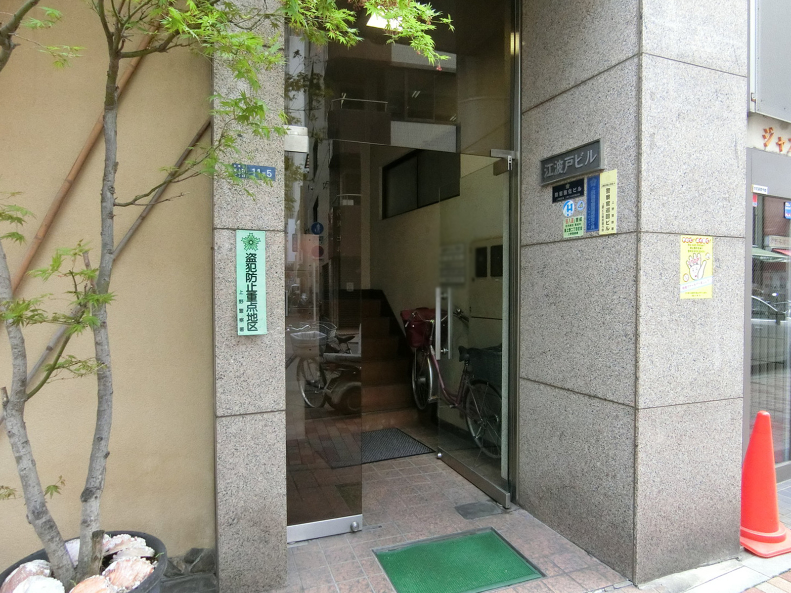 オフィスビル出入口