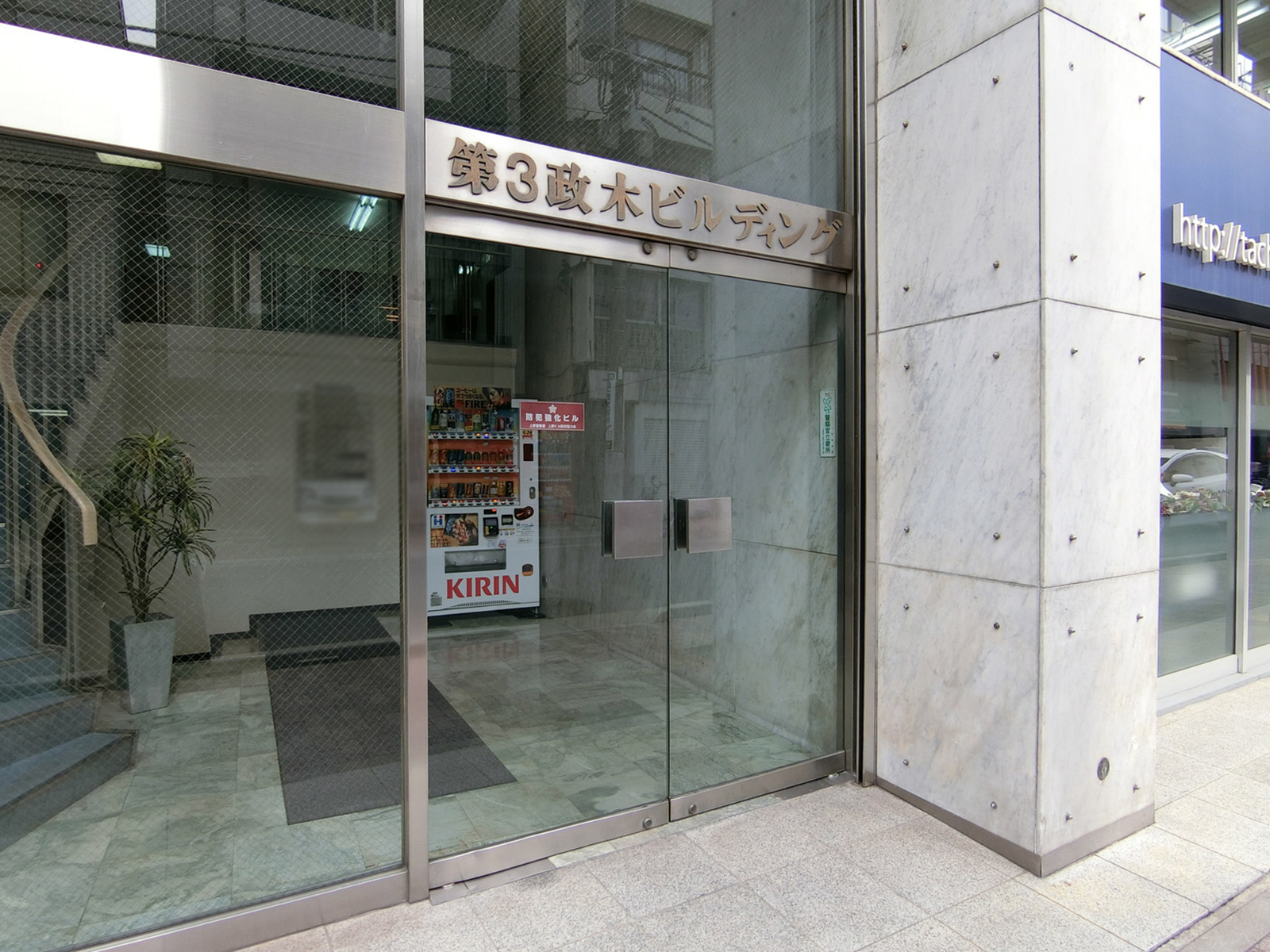 オフィスビル出入口