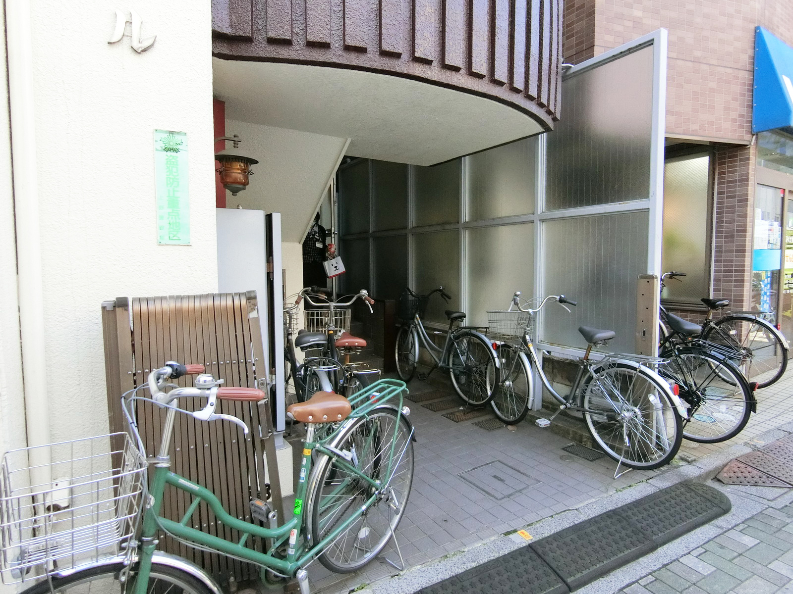 オフィスビル出入口