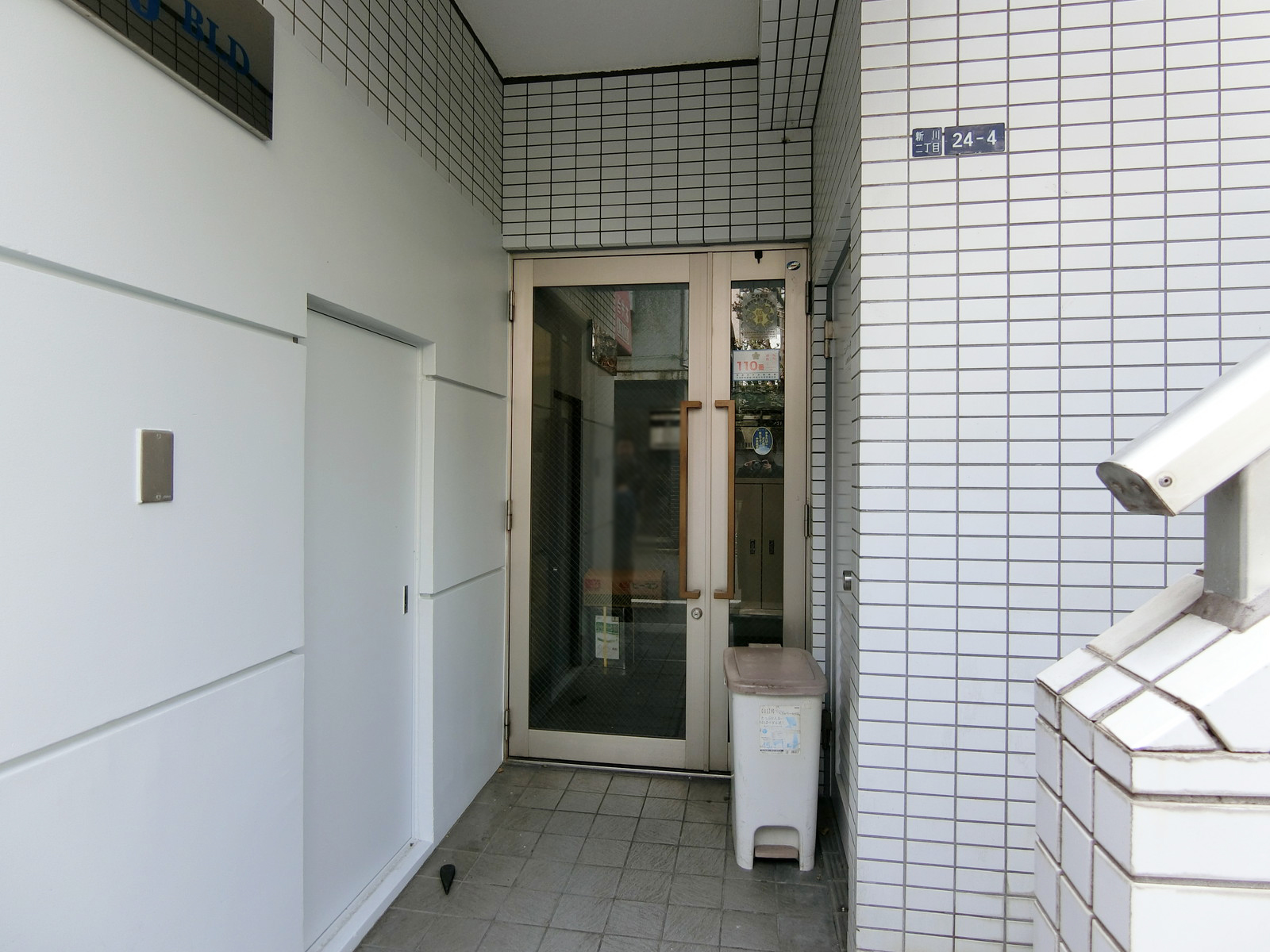 オフィスビル出入り口