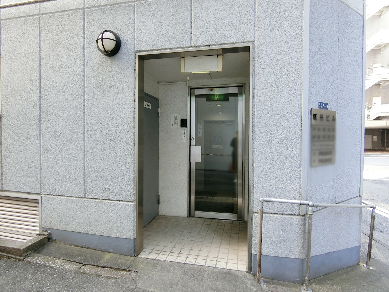 オフィスビル出入り口