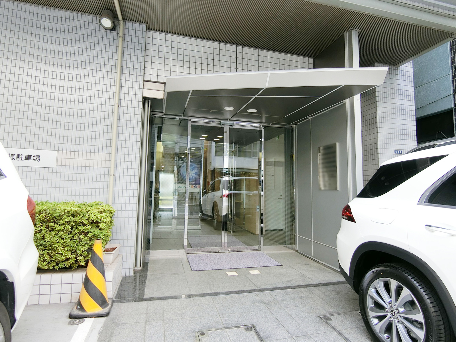 オフィスビル出入り口