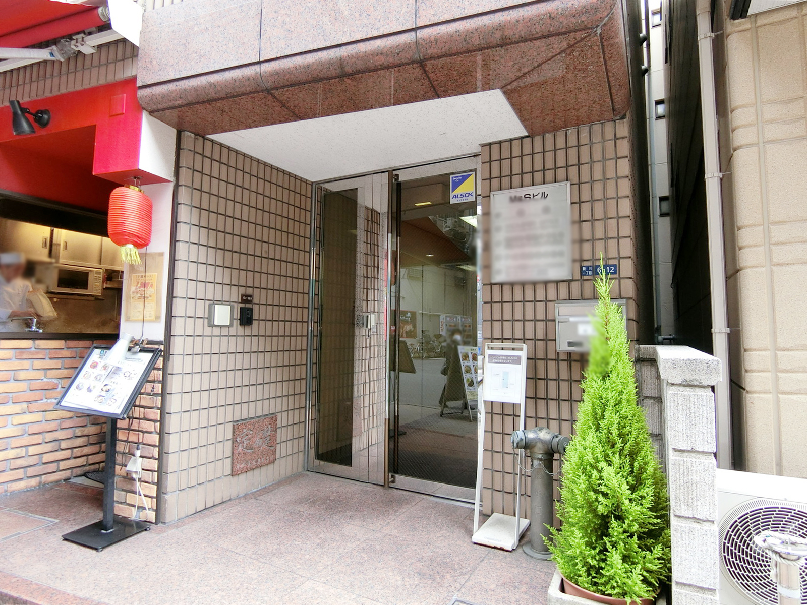 オフィスビル出入り口