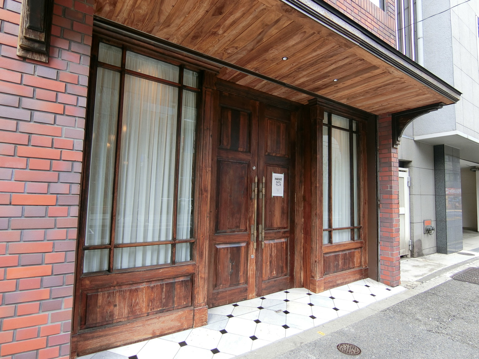 1階の飲食店の様子