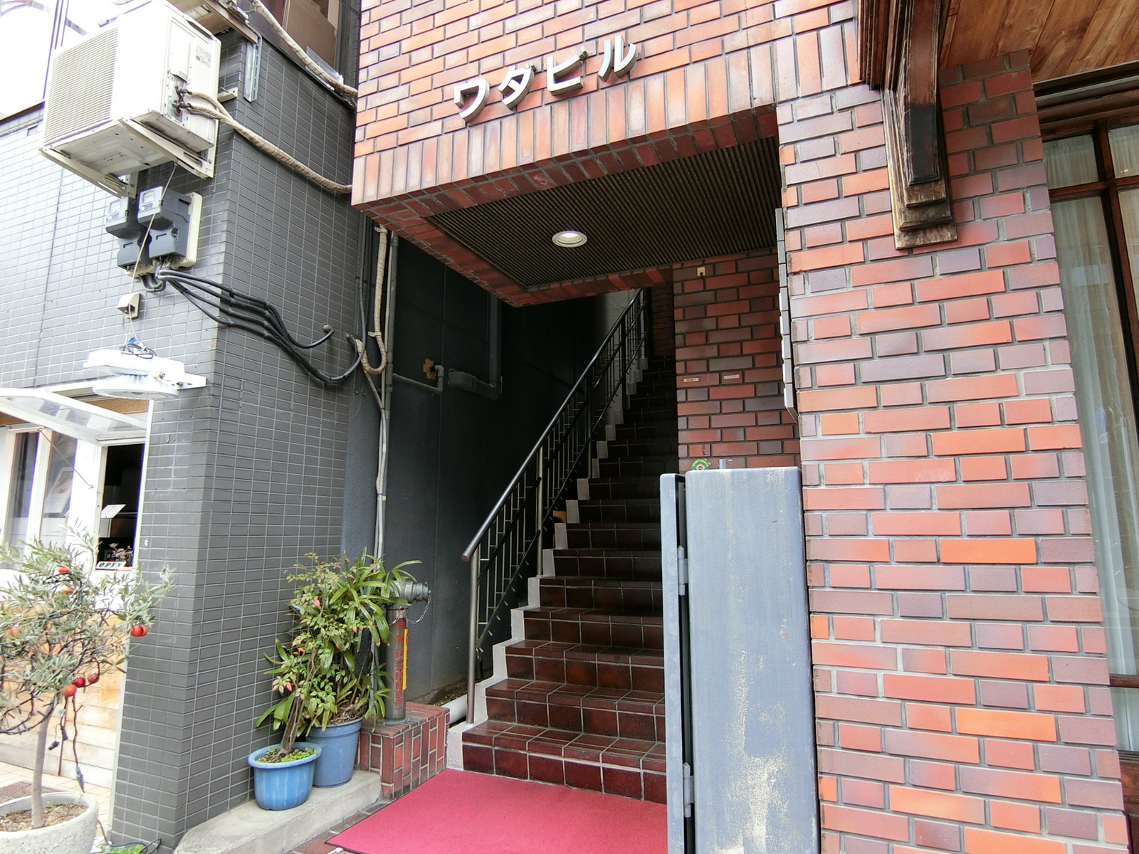 オフィスビル出入口